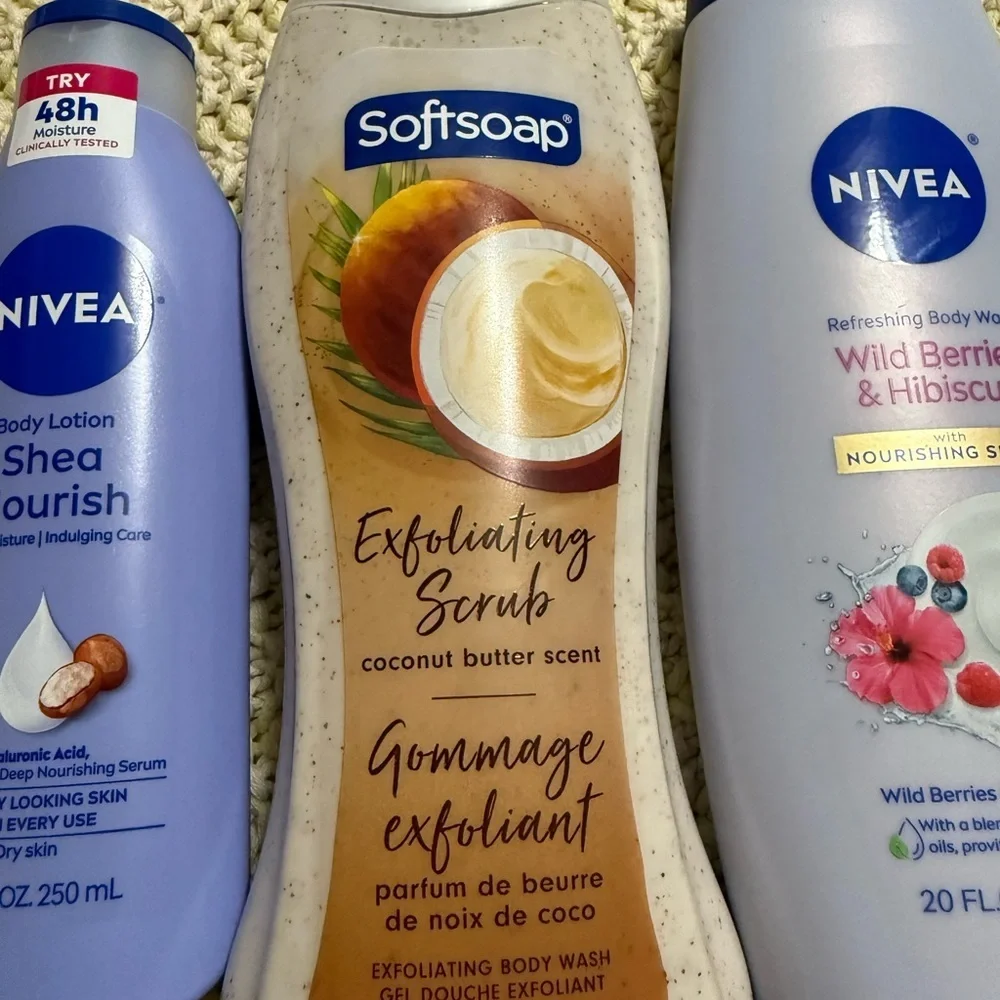 Nivea Refreshing Body Wash - Wild Berries & Hibiscus